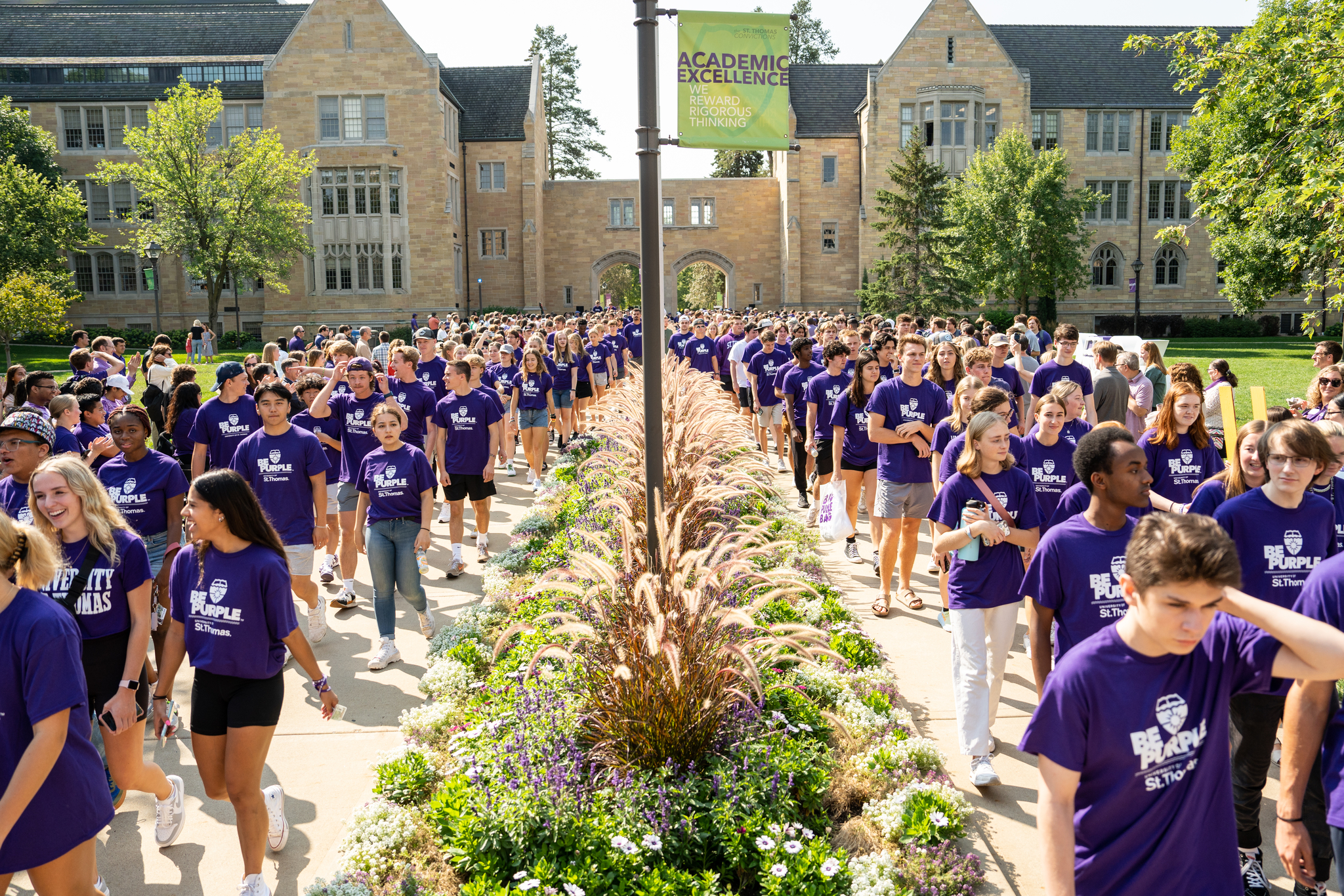Students participate in March Through the Arches for the Class of 2026 welcoming event