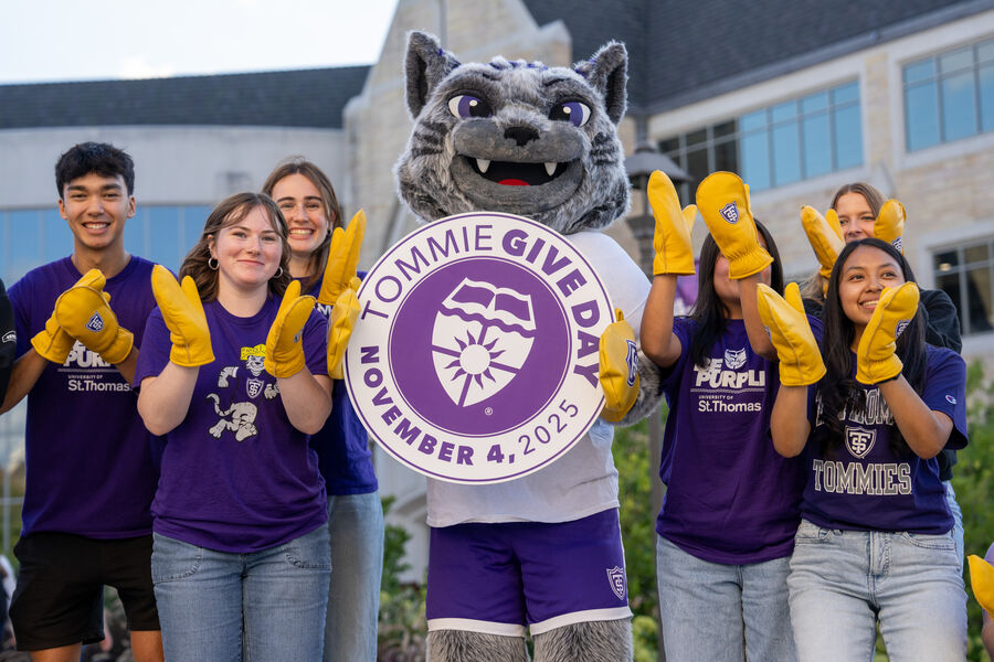 Students and Tommie clapping on St. Paul campus