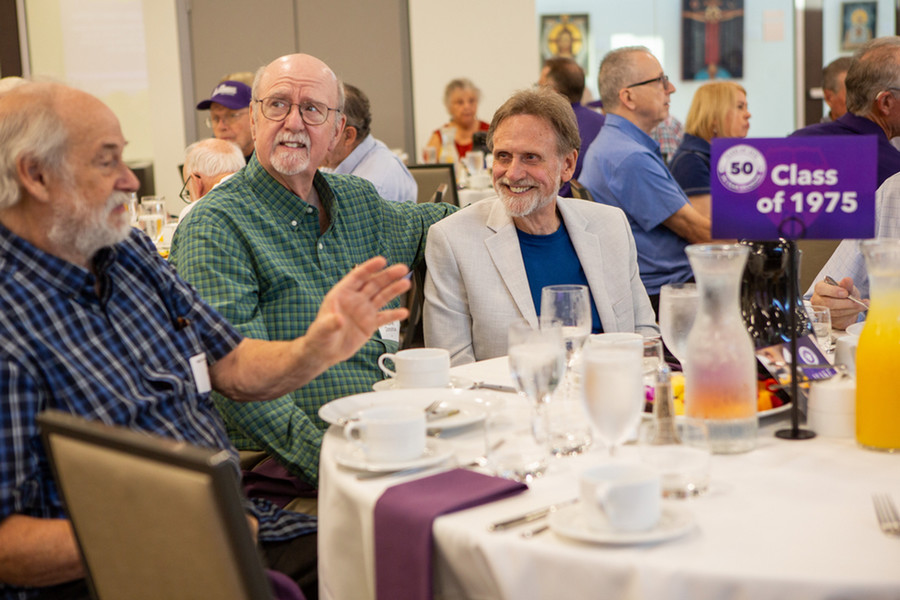 Tommie alums gathered at a table chatting